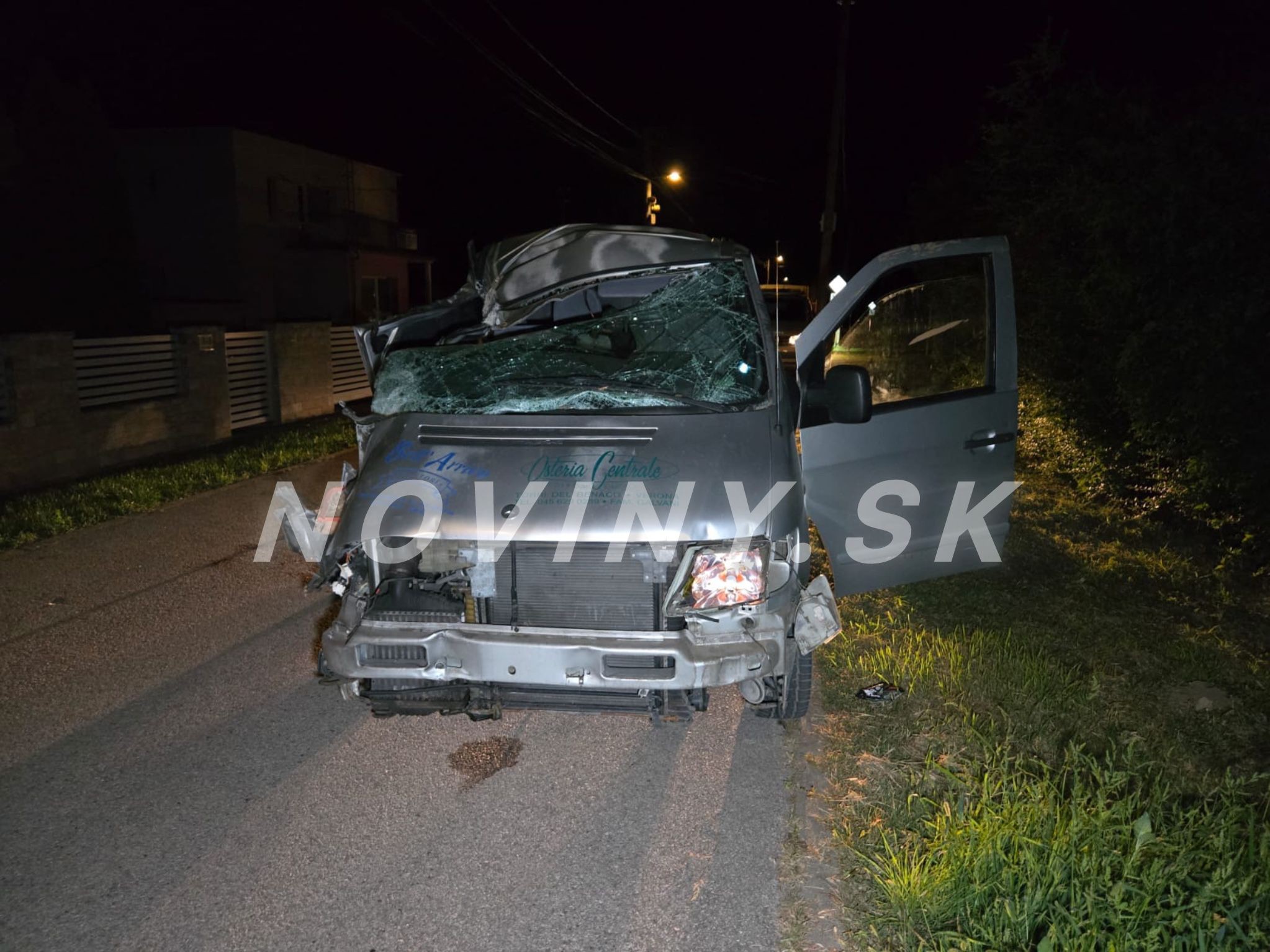 osobné auto narazilo do betónového stĺpa 1